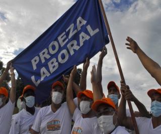 Colectivo laboral de la Empresa de Transporte Escolar, recibe la Bandera Proeza Laboral