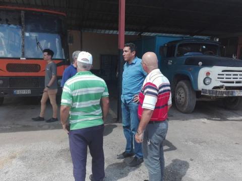 Visita Eduardo Rodríguez Dávila, Ministro de Transporte de la República de Cuba, hizo un alto en su recorrido por varias provincias del país y llegó a la Base de Transporte Escolar en #SanctiSpíritus y alli intercambio con trabajadores y directivos de la propia base y el Consejo de Dirección de la UEB a la que le ha sido aprobada la condición de Empresa Filial, durante su estancia aprecio la situación del Coeficiente de Disponibilidad Técnica que no supera el 50%, y el estado de obsolescencia del parque, ll