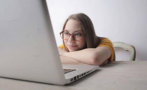 ¿Cuáles son los beneficios del teletrabajo? 1. Conciliación de la vida personal y laboral. Esta fórmula es eficaz para equilibrar con éxito la vida profesional y la felicidad personal al tener un mayor nivel de libertad. 2. Menor estrés. El teletrabajo puede mejorar tu nivel de vida al poder realizar el trabajo desde casa, un entorno de seguridad y bienestar emocional. 3. Mayor flexibilidad de horarios. Adaptación del horario de trabajo en función de las propias necesidades personales. Esto aporta un mayor