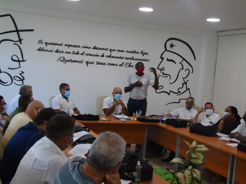 En el día de ayer 28 de octubre rindiendo homenaje al señor de la vanguardia Camilo Cienfuegos, en el aniversario 62 de su desaparición física, se efectuó reunión con todos los Directores de las UEB de cada provincia y los Grupo de Trabajos creados por especialistas de la Dirección de Recursos Humanos para el análisis de los cambios estructurales y las reformas salarial en cada caso que lo requiera, Dirección Operaciones discutió y analizó el aseguramientos para el curso , como al igual que los Decre